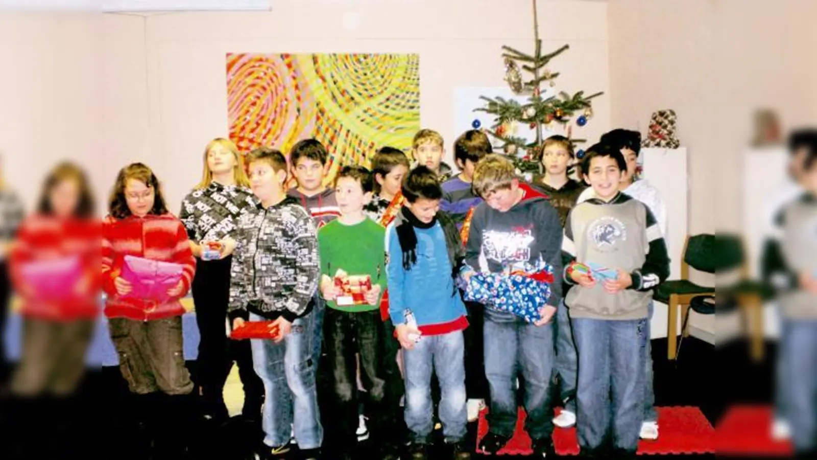 Die Kinder der Bernaysschule freuten sich über ihre Geschenke.	 (Foto: Mehrgenerationenhaus)