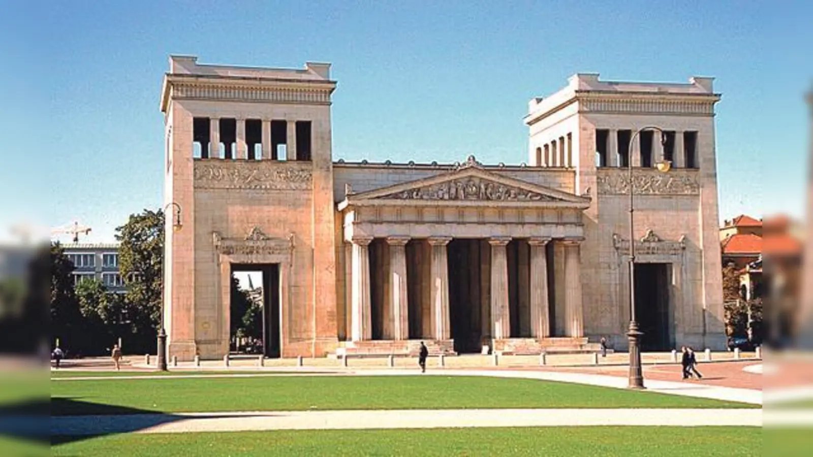 Mitten in der Prachtmeile Brienner Straße: Die Propyläen am Königsplatz.	 (Foto: Anna Barnsteiner)