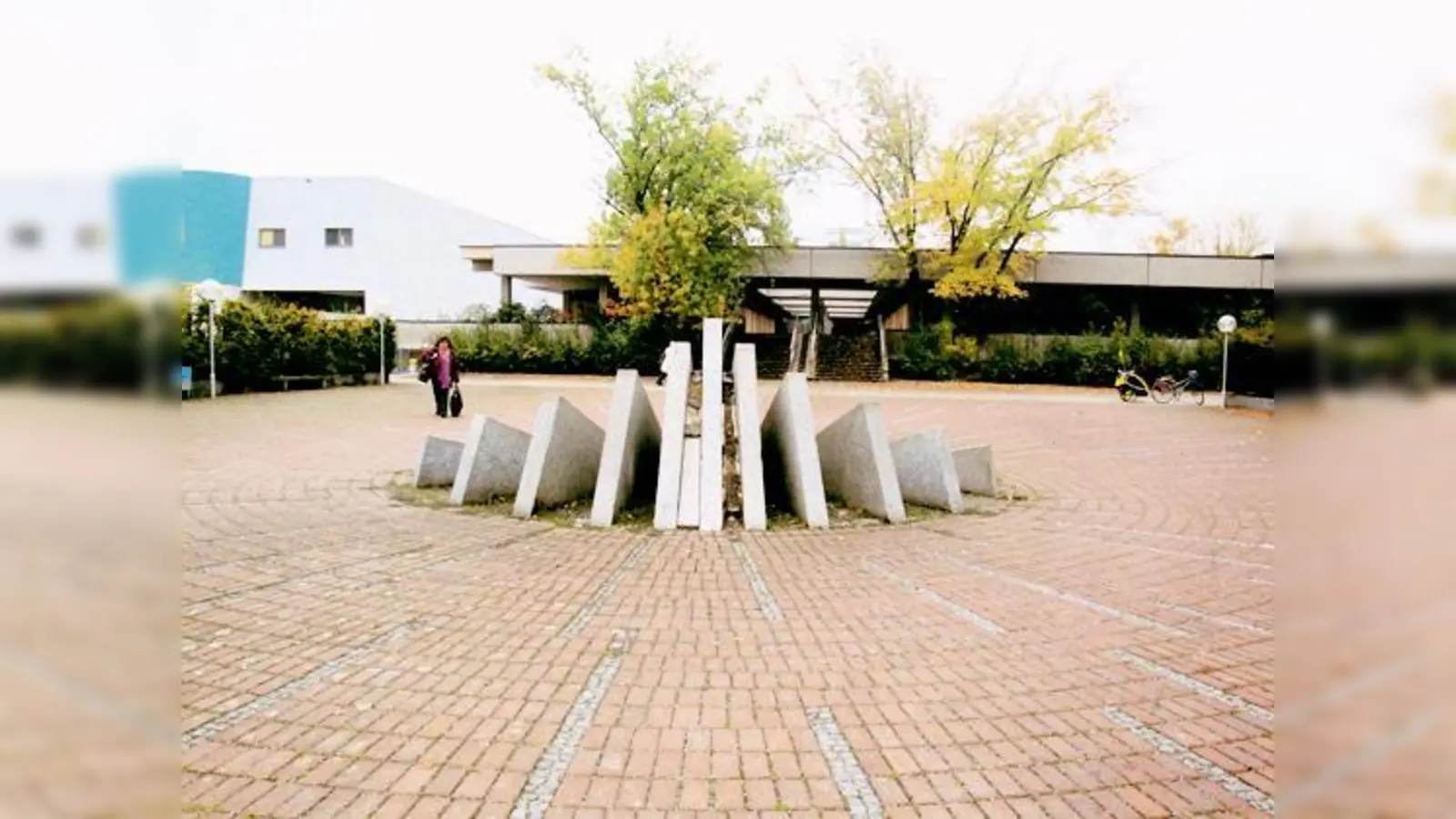Zentraler Platz vor dem verrottenden Plettzentrum: Die Sonnenuhr.   (Foto: aha)