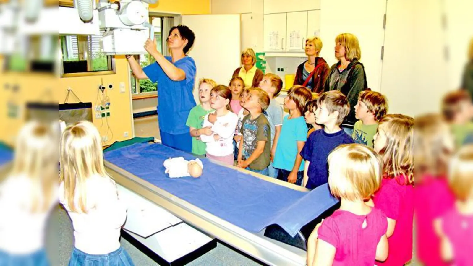 Conny, die Babypuppe, wird gründlich untersucht. Sollten die Kinder einmal in eine ähnliche Lage kommen, dann wissen sie Bescheid.  	 (Foto: VA)