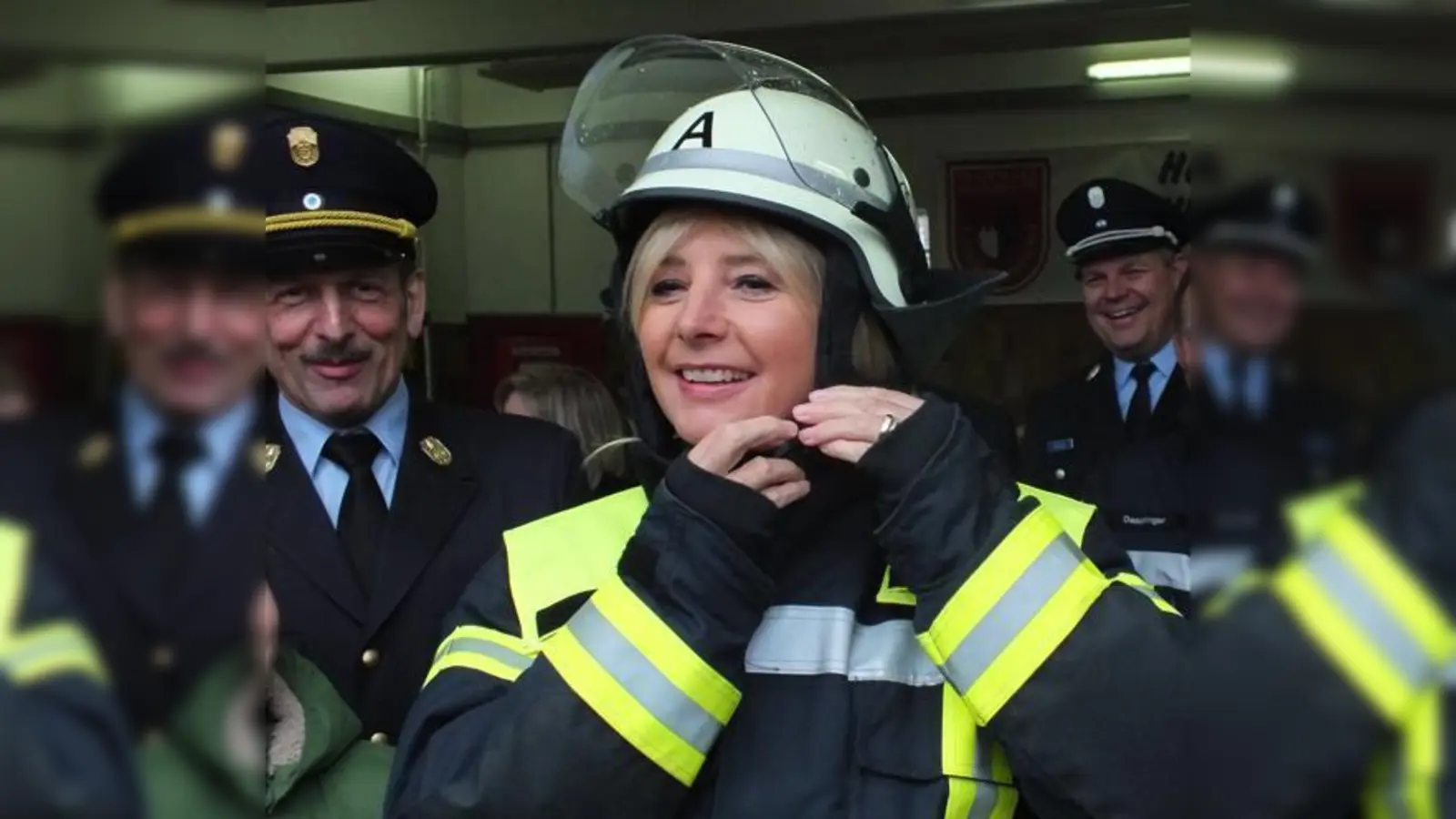 Ulrike Scharf kommt eigentlich von der Wasserwacht. In Langenpreising zeigte die Ministerin jedoch, dass sie auch in der Feuerwehr bestehen kann.	 (Foto: kw)