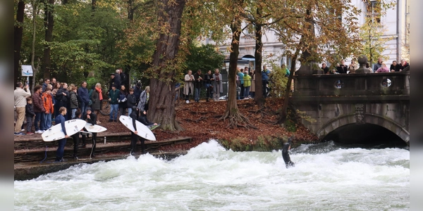 Über die Zeit hat sich die verschwundene Eisbachwelle von alleine wieder aufgebaut. Bürgermeister Krause erlaubt nun das Surfen durch Erlass einer neuen Allgemeinverfügung wieder – allerdings mit Einschränkungen.  (Foto: mha)