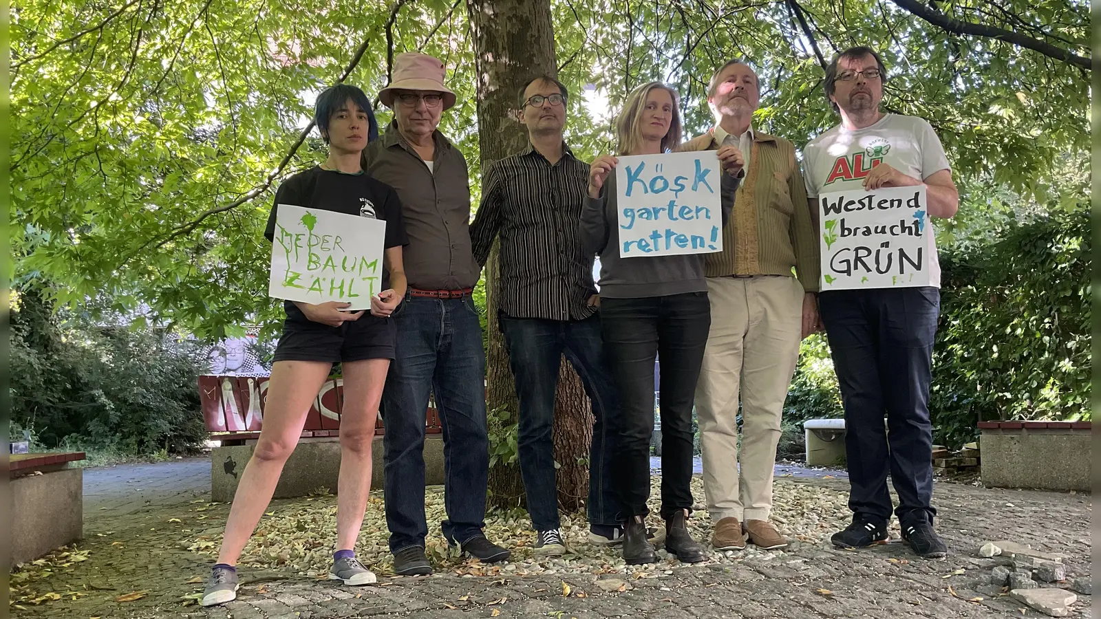 Sie wollen den „Köskgarten“ erhalten, im Bild von links: Paula Pongratz, Tim Davies, Fabian Sefzig, Edith Mirwald, Wolfi Schlick und St. Müller (Künstlername) von der Initiative „Köskgarten retten“. (Foto: Initiative ?Köskgarten retten?)