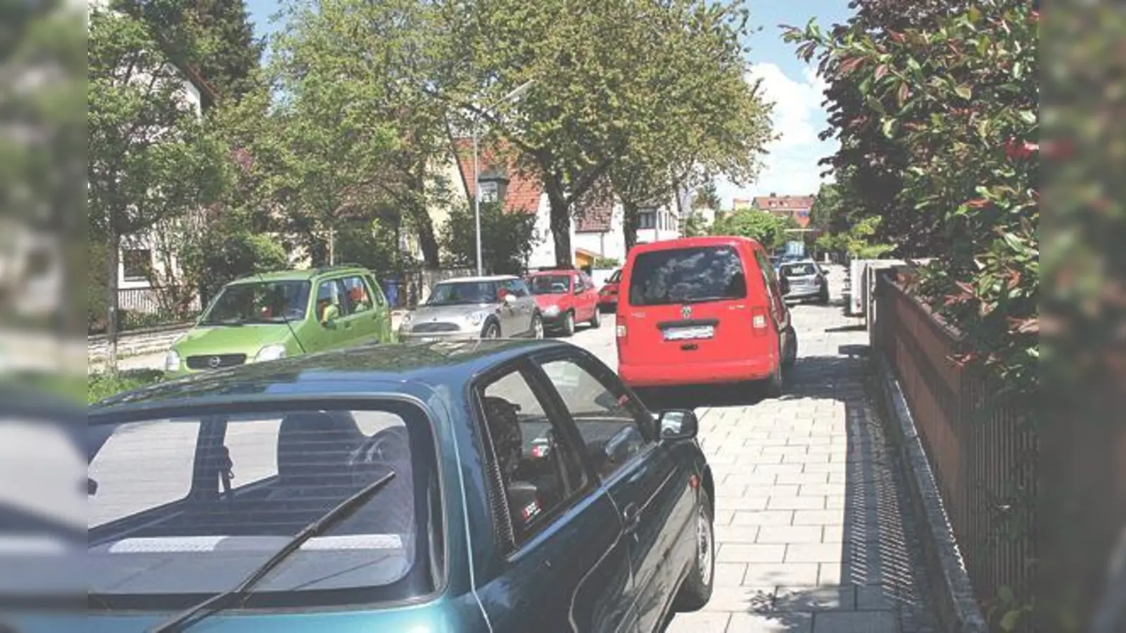 Bürger und Lokalpolitiker ärgern sich über das Gehsteigparken in der Meggendorferstraße. 	 (Foto: ws)
