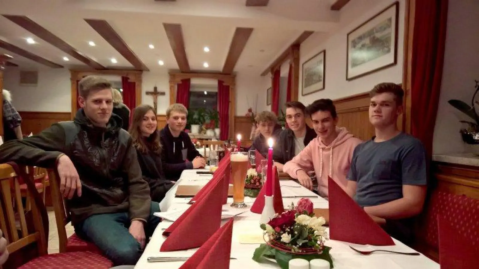 Der neu gewählte Vorstand des Jugendhauses Wörthsee v.l.: Nils Schropp (1. Vorsitzender), Kathi Tyroller (Kassierin), Korbi Tyroller (2. Vorsitzender), Leo Liedtke (Beisitzer), Tom Jainz (Beisitzer), Johannes Wittenberger (Beisitzer) und Nico Hoffmann (Beisitzer). (Foto: Jugendhaus Wörthsee)