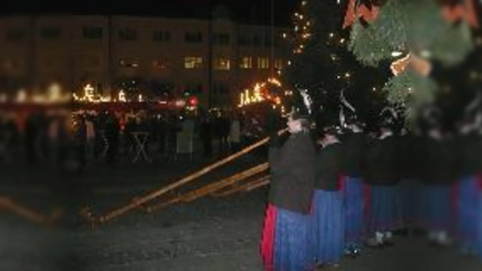 Die »Werdenfelser Alphornbläserinnen« sind nur eine von vielen Entdeckungen, die man auf den Christkindlmärkten der Region machen  (kann.Foto: VA)