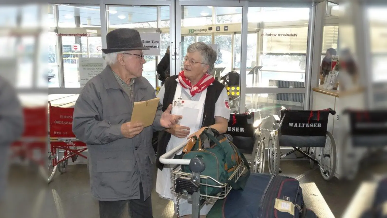 Josef Niedereder checkt ein und sagt Christa Ruhl, wohin er muss. (Foto: tab)
