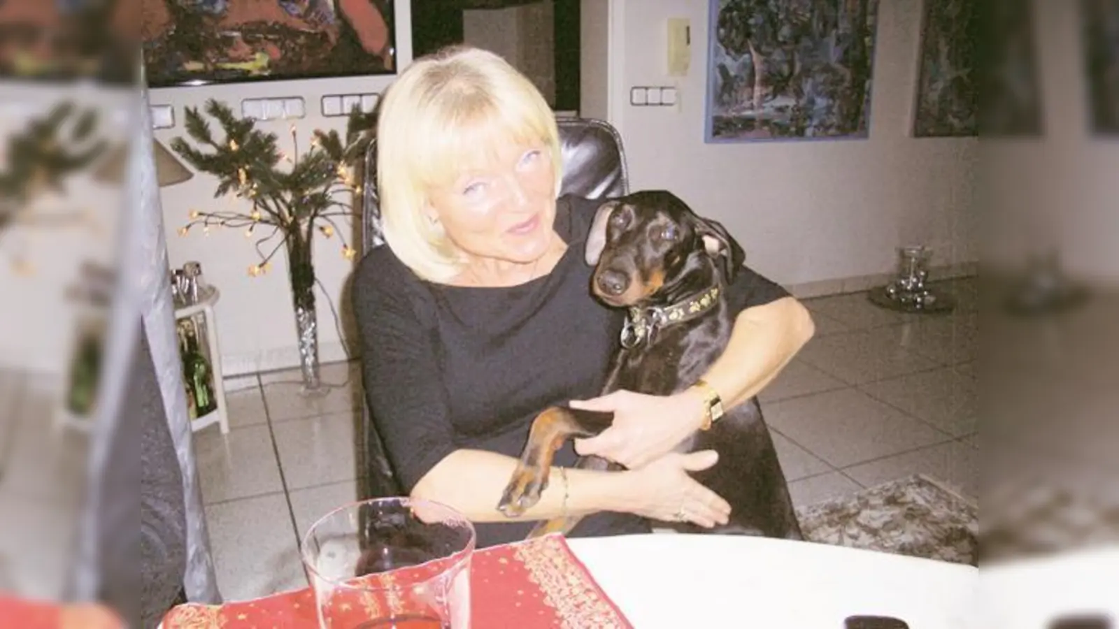Frauchen Renate Mayer vermisst ihren Sammy. Wer kann helfen?   (Foto: Privat)
