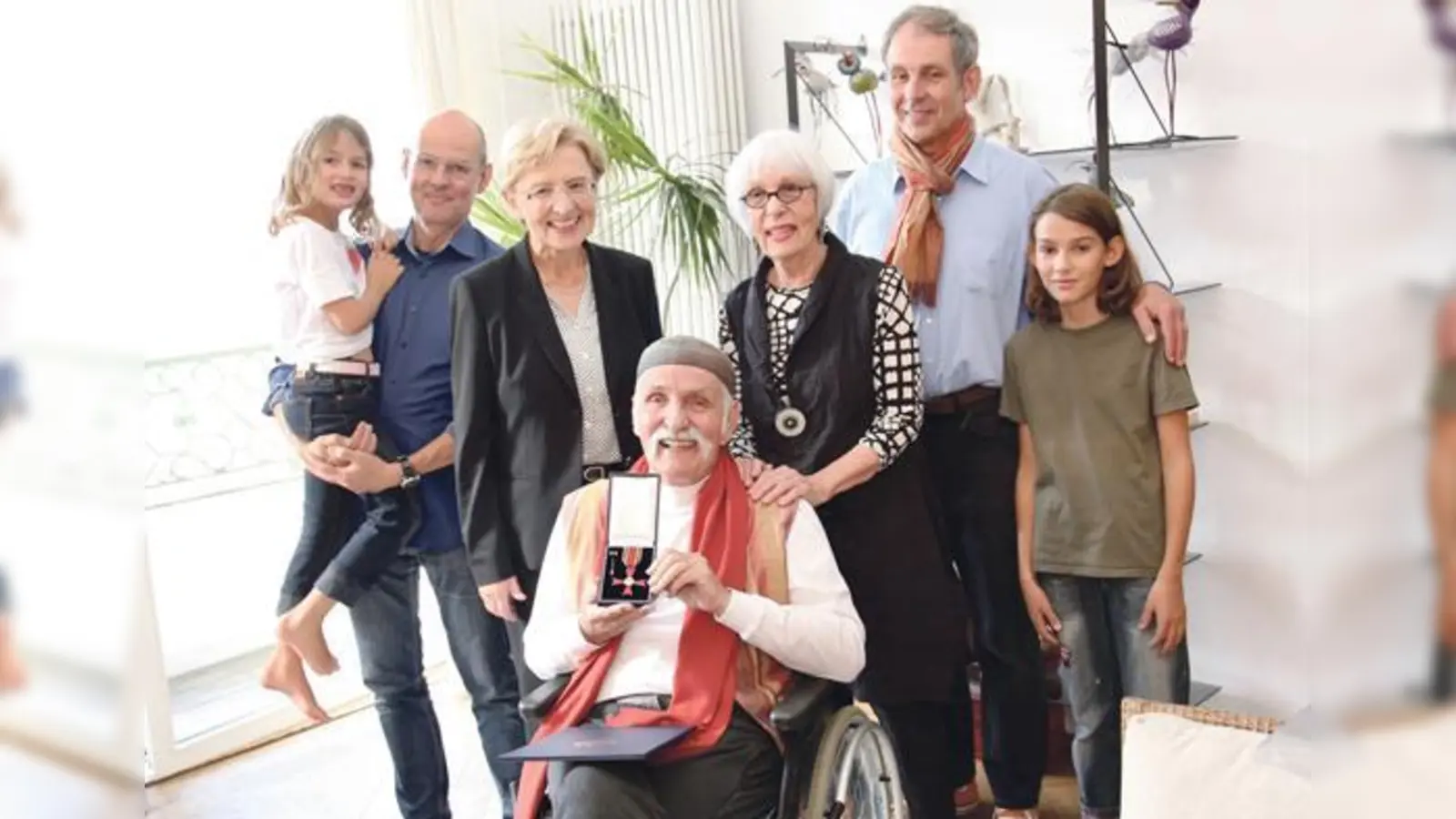 Von links nach rechts: Enkeltochter Valerie, Sohn Florian, Regierungspräsidentin Maria Els, Ali Mitgutsch, Ehefrau Heidi, Sohn Oliver, Enkel Luis. 	            (Foto: Ingmar Gregorzewski)
