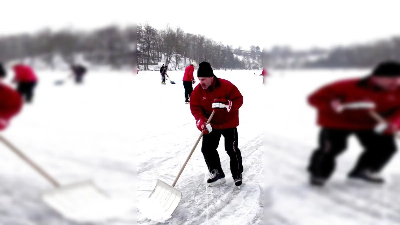 Beim EHC Klostersee arbeiten alle am Erfolg. Auch Trainer Doug Irwin ist sich für keine Aufgabe zu gut. 	 (Foto: smg)