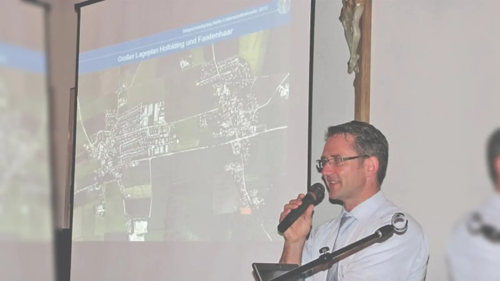 Stefan Kern erklärte die Historie des Bauplanungsverfahrens für die zahlreichen Interessenten der Bürgerversammlung. 	 (Foto: Bus)