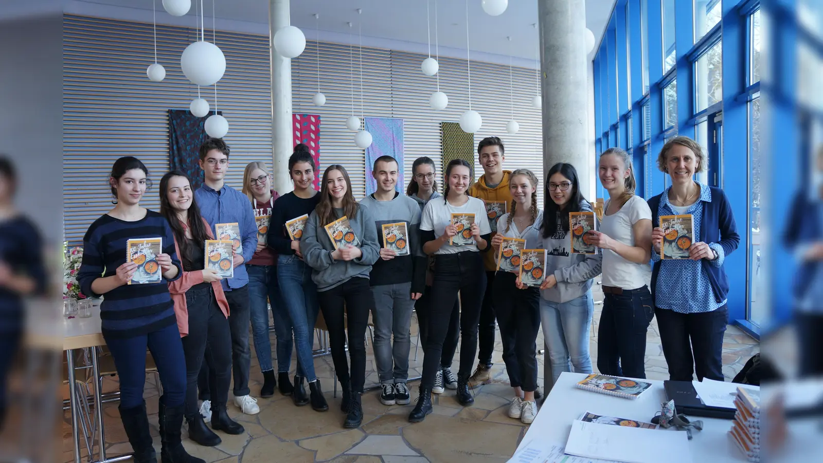 Ursula Honisch und ihr P-Kurs vom Lise-Meitner-Gymnasium haben ein Kochbuch zum Thema "100 Jahre Esskultur" herausgebracht. Ein gelungenes Werk! (Foto: hw)