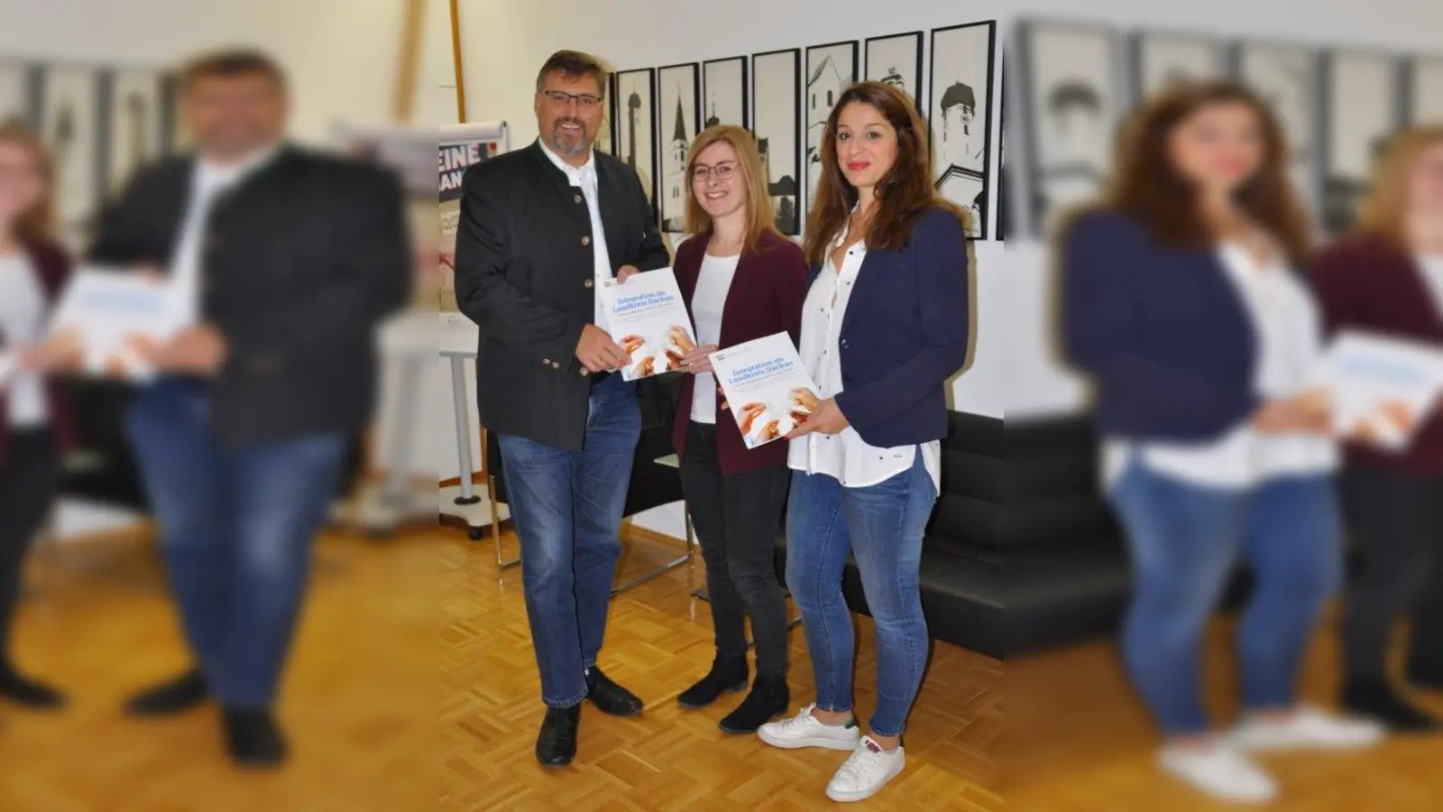 Landrat Stefan Löwl zusammen mit Bildungskoordinatorin Jasmin Lipp (Mitte) und der Integrationsbeauftragten Aferdita Pfeifer. (Foto: Landratsamt Dachau)