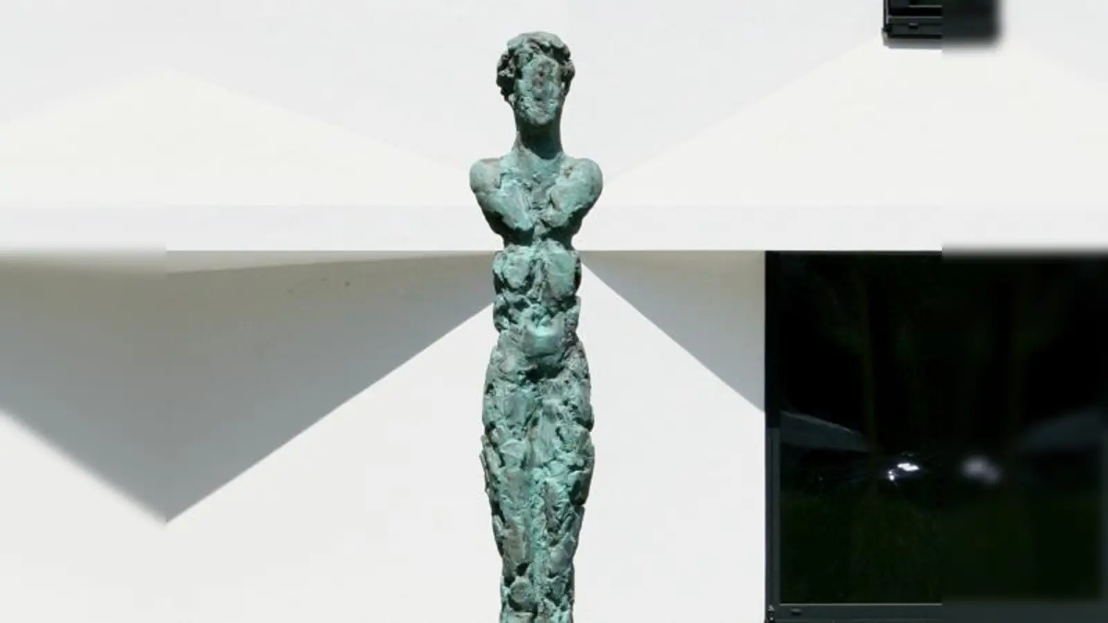 Vor der Galerie Braun-Falco gibt es eine neue  Skulptur »Figur«.	 (Foto: Braun-Falco Galerie)