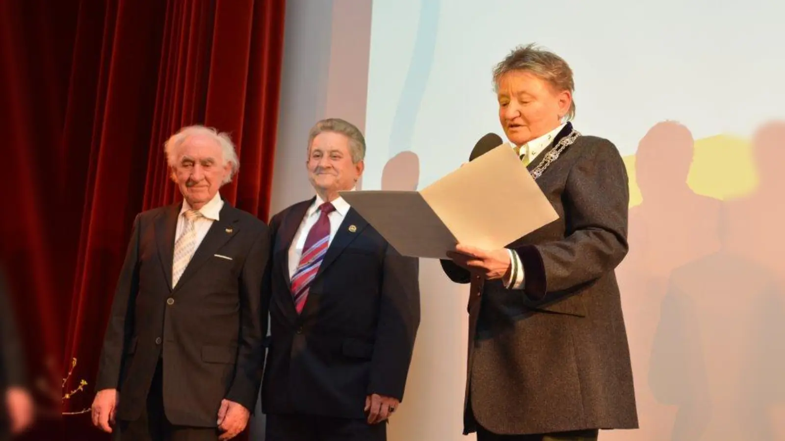 Höchste Auszeichnung: Pullachs Bürgermeisterin Susanna Tausendfreund überreicht Mykola Kowalenko im Beisein von Altbürgermeister Ludwig Weber (l.) die Urkunde zum Ehrenbürger. (Foto: Gemeinde)