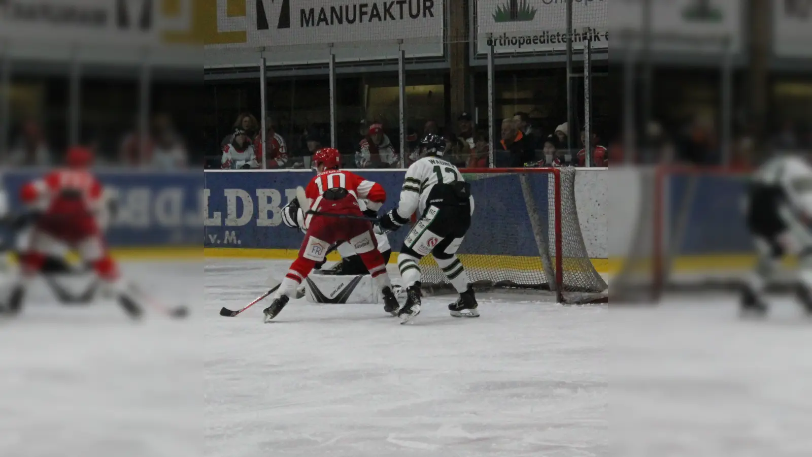 Stürmer Simon Roeder vom EHC Klostersee vor dem Gästetor im Heim-Derby gegen die Erding Gladiators. Die Grafinger verloren mit 2:6 deutlich.  (Foto: Stefan Dohl)