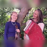 Mira (links) und Michaela Dietl spielen auf Violine, Oud und Akkordeon. (Foto: Kathrin Neumann)