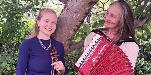 Mira (links) und Michaela Dietl spielen auf Violine, Oud und Akkordeon. (Foto: Kathrin Neumann)