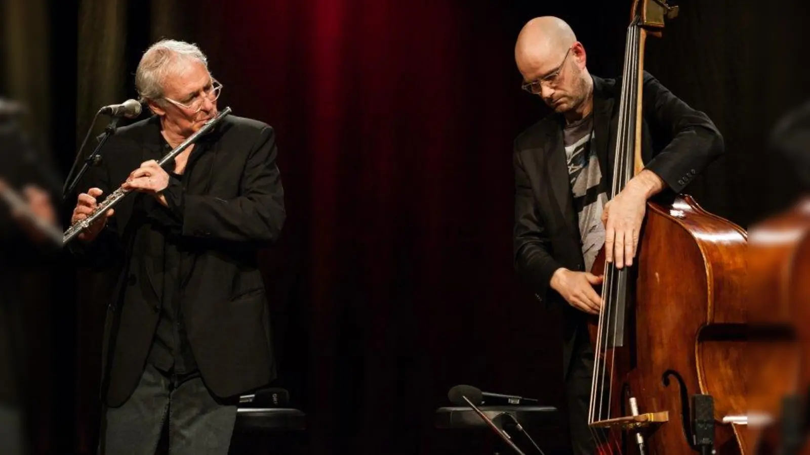 August Zirner (l.) und Sven Faller bringen ihren Zuhörern transatlantische Geschichten nahe. (Foto: Xenia Trampusch)