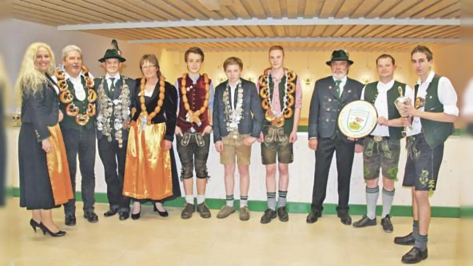 Die neuen Schützenkönige (v.  (Foto: 1. Vorstand Katharina Bauer; Brezenkönig Thomas Nadler; Schützenkönig Maximilian Reiprich; Wurstkönigin Christine Seilbeck; Jugendwustkönig Philip Schermer; Jugendkönig Tobias Pfluger; Jugendbrezenkönig Lukas Riedhofer; e)