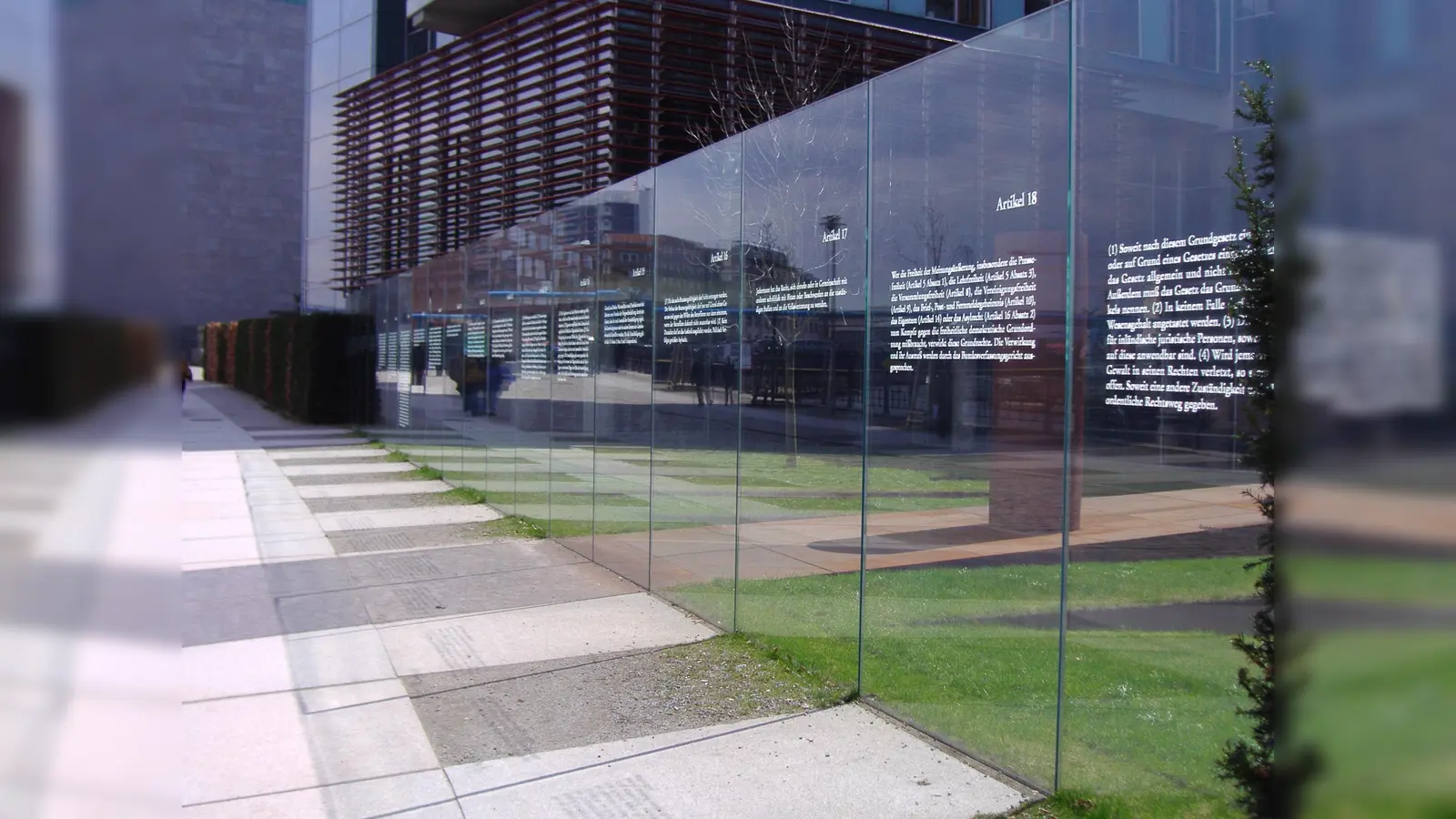 Die ersten 19 Artikel des Grundgesetzes, die Grundrechte (Ursprungsfassung), am Jakob-Kaiser-Haus in Berlin. (Foto: CC BY-SA 3.0)