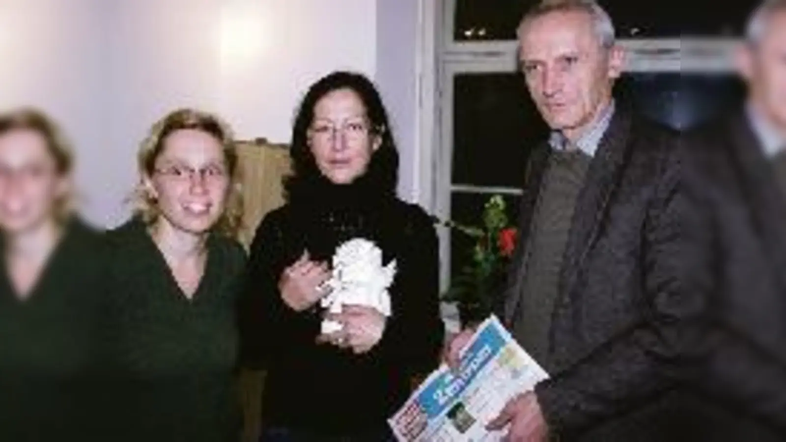 Die »Weihnachtsengel« des »Münchner Zentrums«: Maria, Ana Maria und Smail (von links) vom Café 104. 				           (Foto: Heidi Keller)