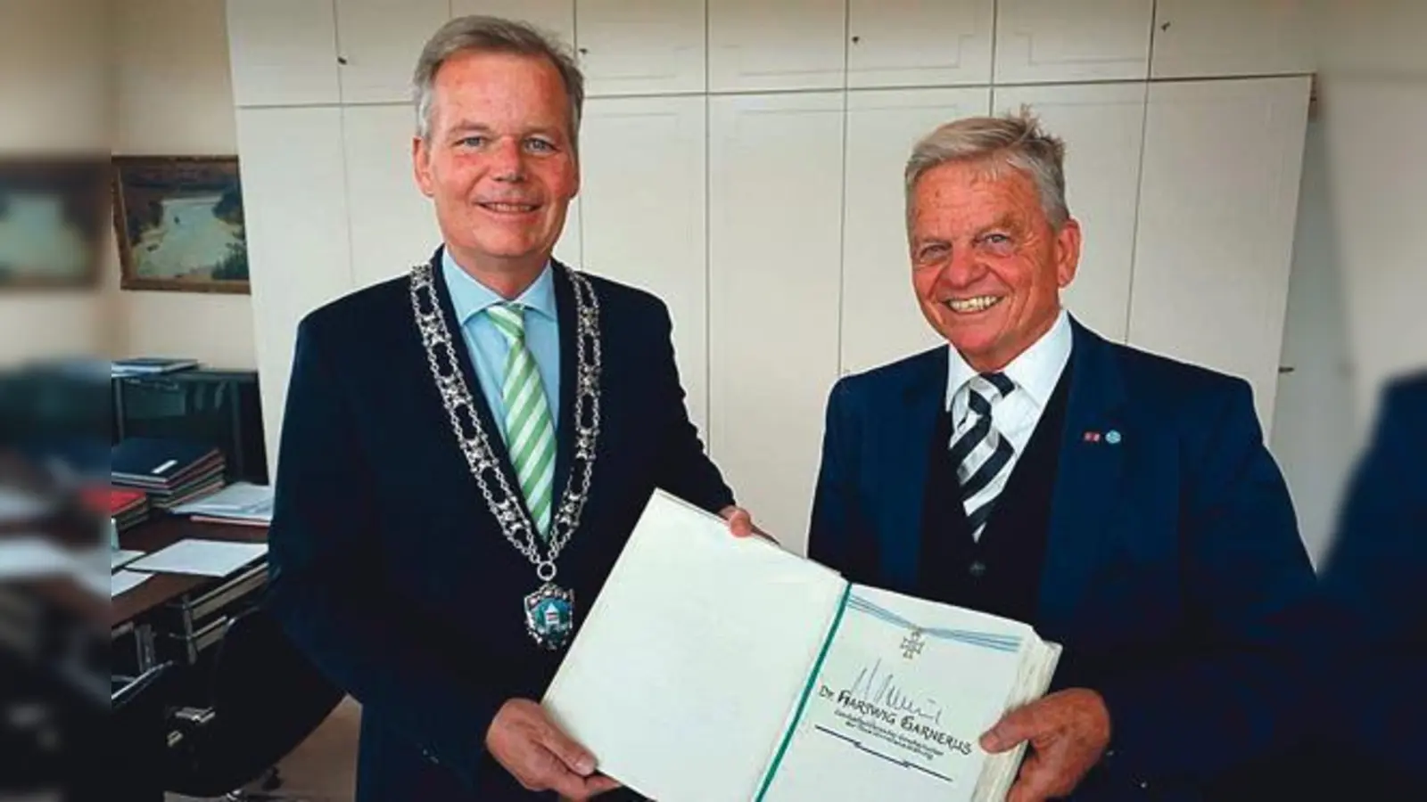 Bürgermeister Jan Neusiedl (l.) und Dr. Hartwig Garnerus (r.) beim Eintrag ins Goldene Buch.	 (Foto: VA)
