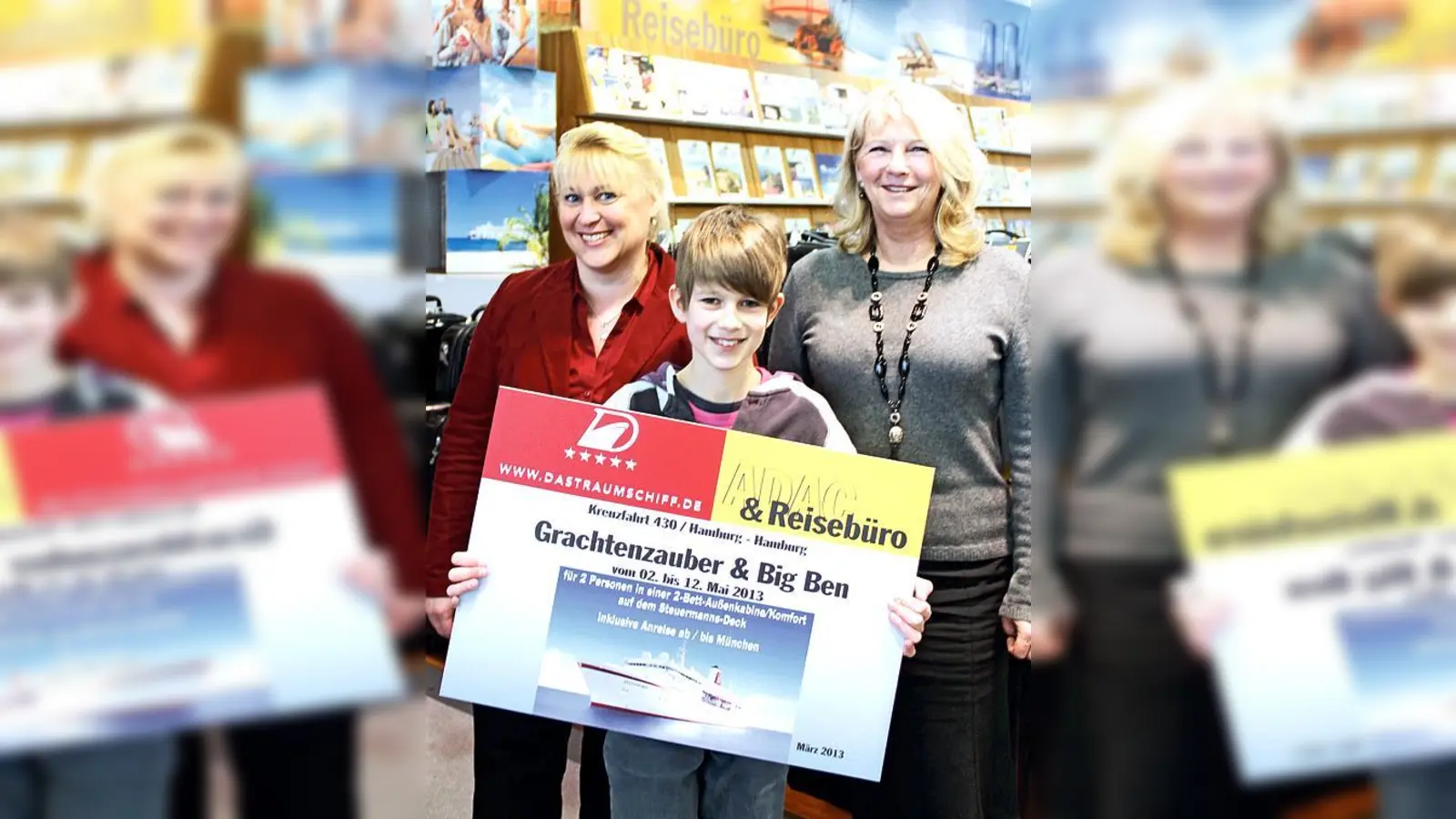 Heike Mayer (rechts), Vertriebsleitung Reise vom ADAC Reisebüro Südbayern, überreichte Katrin  Bräunig und ihrem Sohn den Traumpreis: Eine zehntägige Nordseekreuzfahrt auf der MS Deutschland im Wert von 5.900 Euro.	 (Foto: E. S.)