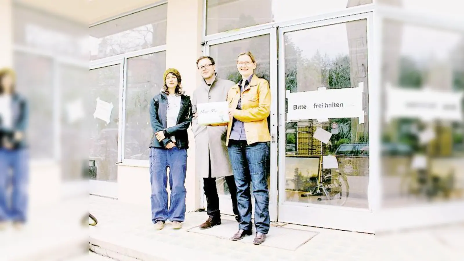 MoriMu-Macherin Nicola Höpfner (re.) sowie die beiden Architekten Fabian H. Günther und Julia Krämer freuen sich auf die Krippenöffnung.	 (Foto: Hettich)