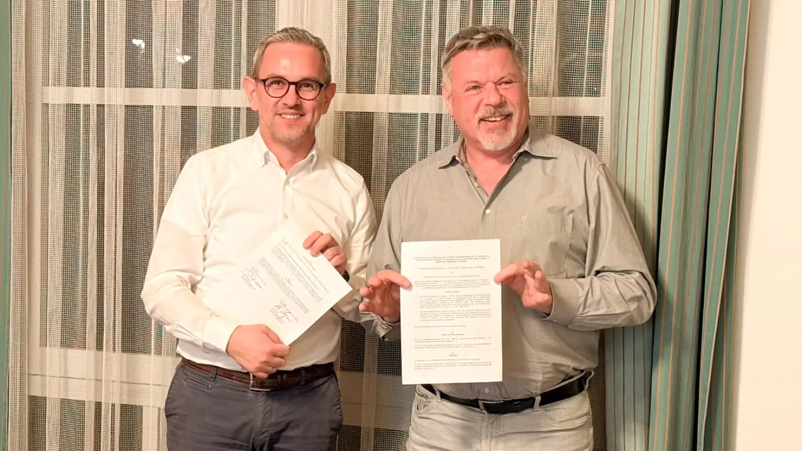 Bürgermeister Jan Paeplow und Bürgermeister Piet Mayr wollen gemeinsam die Sanierung des Hallenbades Kirchseeon stemmen. (Foto: Gem. Kirchseeon )