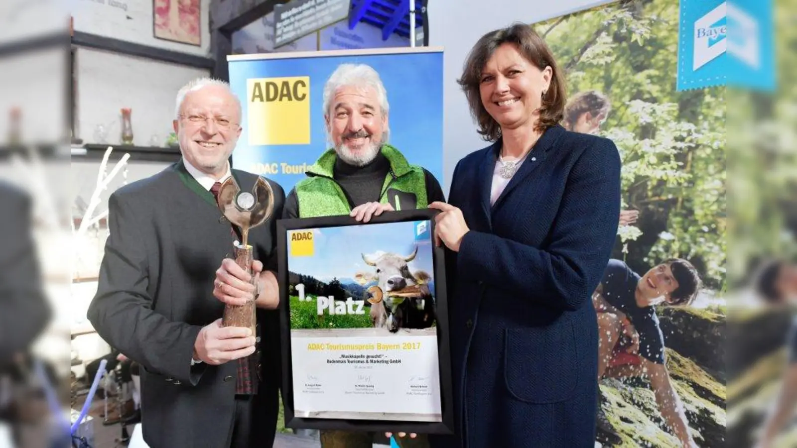 Glückwunsch: Staatsministerin Ilse Aigner und Dr. August Markl (l.), Vorsitzender des ADAC Südbayern, gratulieren Bernhard Mosandl, Geschäftsführer der Bodenmais Tourismus &amp;amp; Marketing GmbH. (Foto: Foto: Haag)