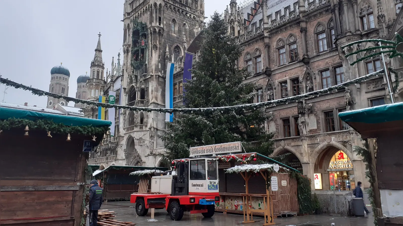 Vergangene Woche wurde noch letzte Hand an die Buden und anderen Aufbauten angelegt, damit zur Eröffnung alles in vorweihnachtlichem Glanz erstrahlen konnte. (Foto: mha)