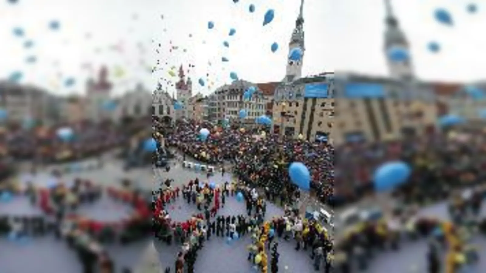 Trug sich ins Goldene Buch der Stadt München ein: Doppel-Olympiasiegerin Magdalena Neuner. Oberbürgermeister Christian Ude schaut begeistert zu.  (Foto: Michael Nagy)
