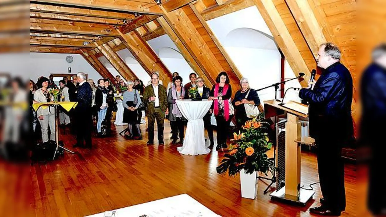 Mitglieder der Helferkreise im Festsaal des Landratsamtes mit Landrat Christoph Göbel.	 (Foto: LRA)