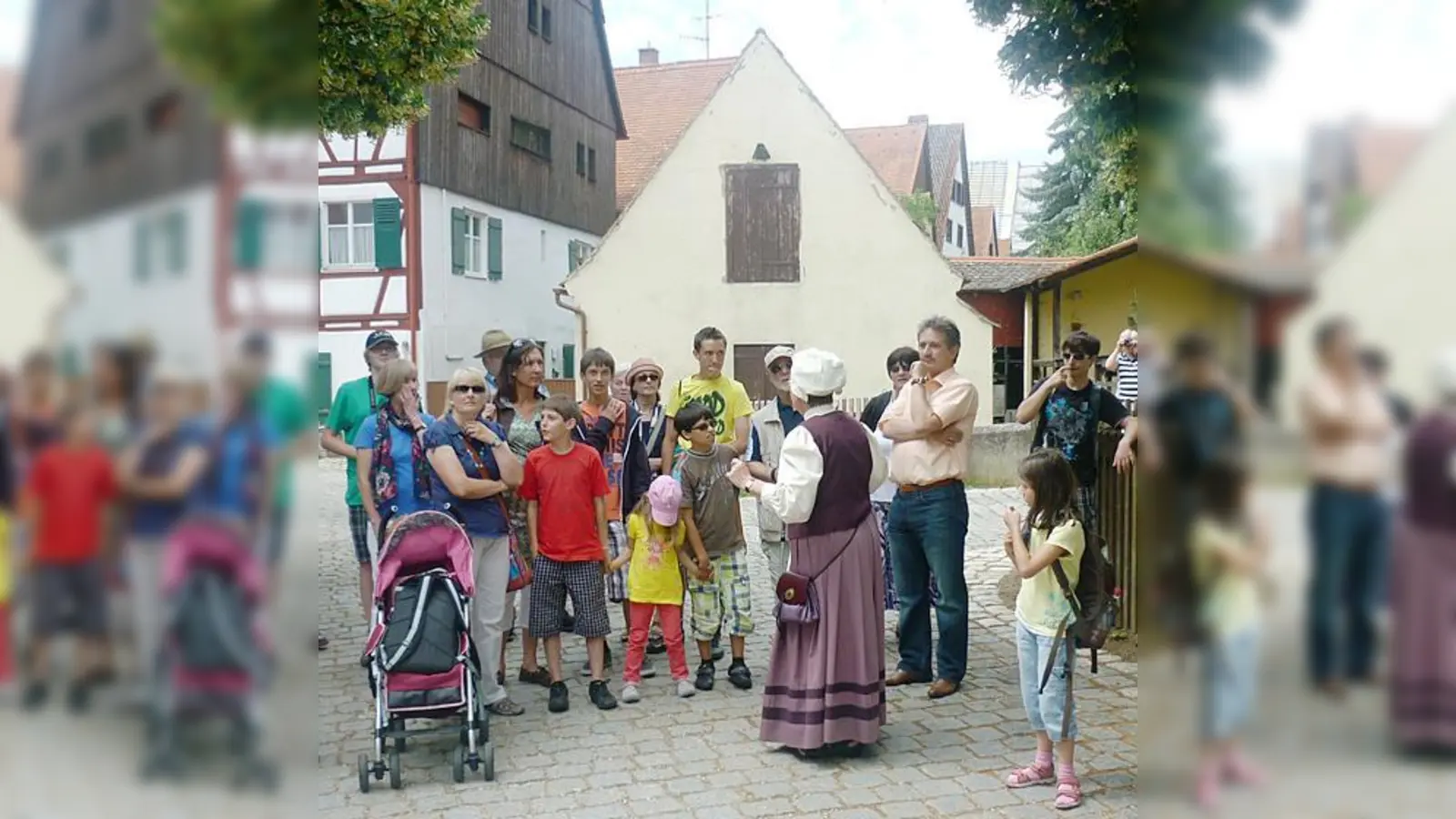 Stilecht im historischen Gewand führte eine Nördlingerin die Gruppe aus Heimhausen durch die schöne, von einer Mauer umgebene Altstadt.  (Foto: VA)