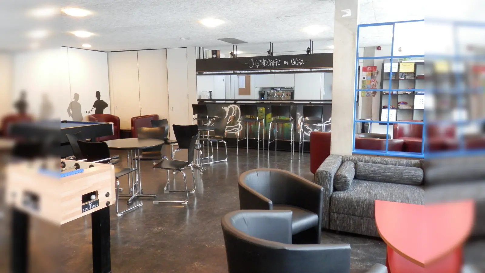 Das Jugendcafé Quax mit neuen stylischen Accessoires, die gerne einmal gemeinsam Zeit „in ihrem zweiten Wohnzimmer“ verbringen möchten. (Foto: ECHO e.V.)