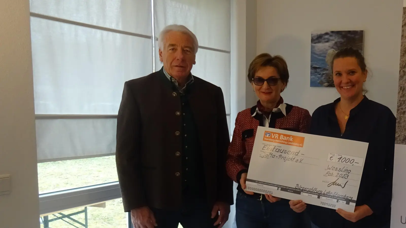 Unterstützung für Familien mit unheilbar kranken Kindern: Gustav Huber und Barbara Scheitz (m.) von der Bürgerstiftung übergaben Lilian Weigelt (Organisatorische Leitung JoMa) einen Scheck über 1.000 Euro. (Foto: Bürgerstiftung)