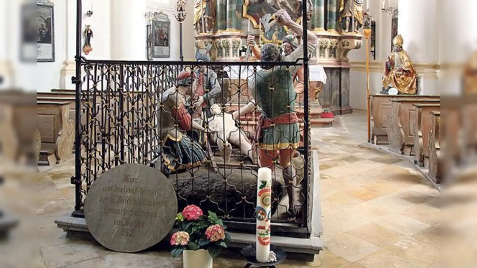 Das Martyrium Emmerams in ausdrucksstarker barocker Darstellung in der Marterkapelle des Heiligen in Kleinhelfendorf. 	 (Foto: LepoRello/Wikimedia Commons)