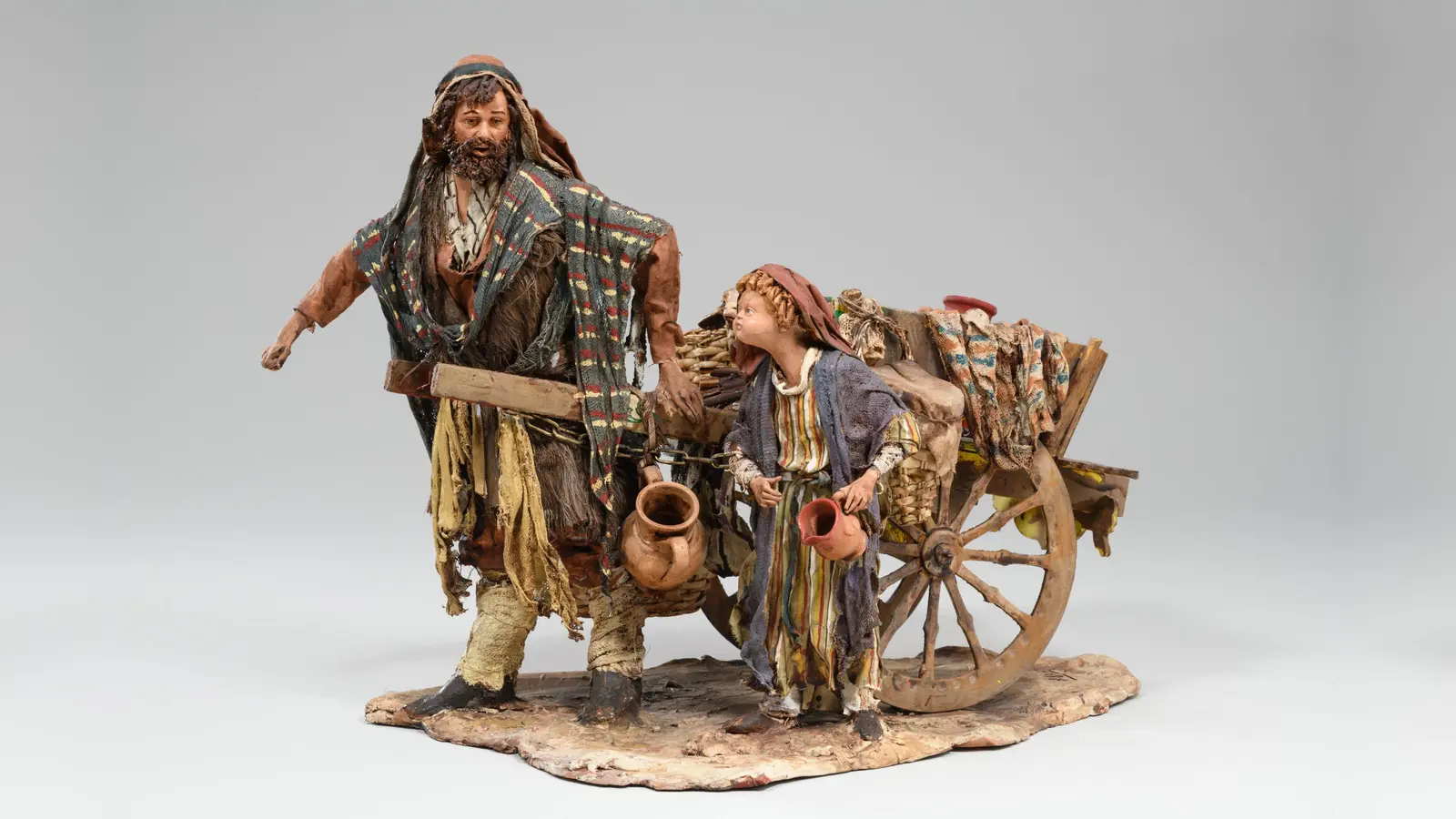 Die Krippensammlung im Bayerischen Nationalmuseum ist heuer erweitert um eine zeitgenössische Krippe von Angela Tripi, der derzeit international bekanntesten italienischen Krippenkünstlerin. Im Bild ein Karrenschieber mit Kind.  (Foto: Bayerisches Nat.mus. Bastian Krack)