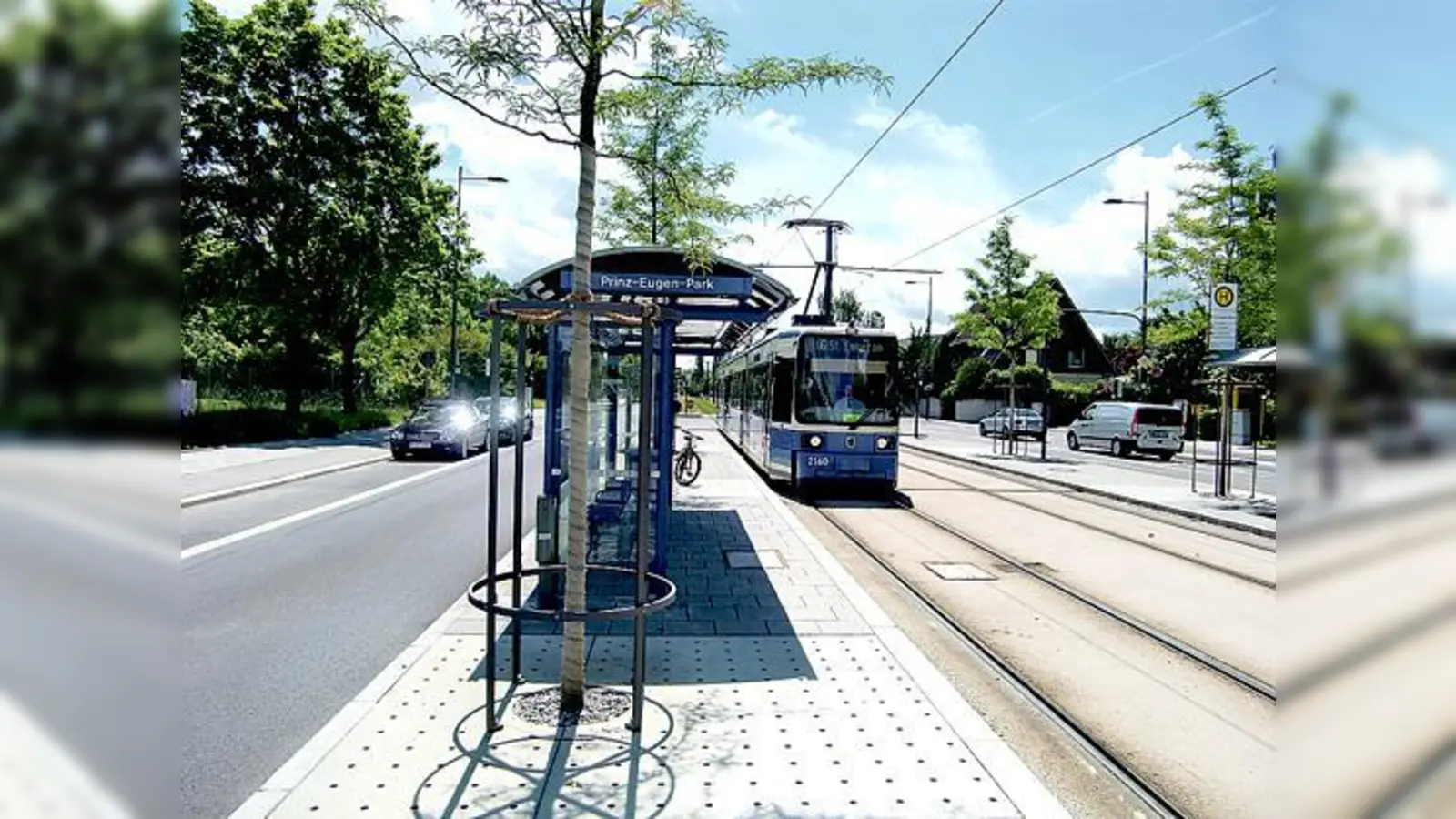 Durch die Tramlinien 16 und 18 von und nach St. Emmeram ist das künftige Stadtviertel Prinz-Eugen-Park mit öffentlichen Verkehrsmitteln bereits heute gut angeschlossen. 	 (Foto: ikb)
