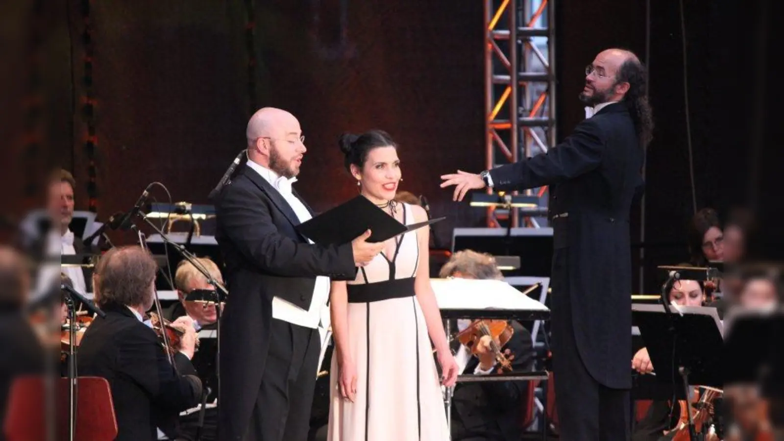 Hochkarätige Solisten sowie das Orchester und Ballett widmen sich am 20. März dem Mond. (Foto: Sorbisches National-Ensemble)