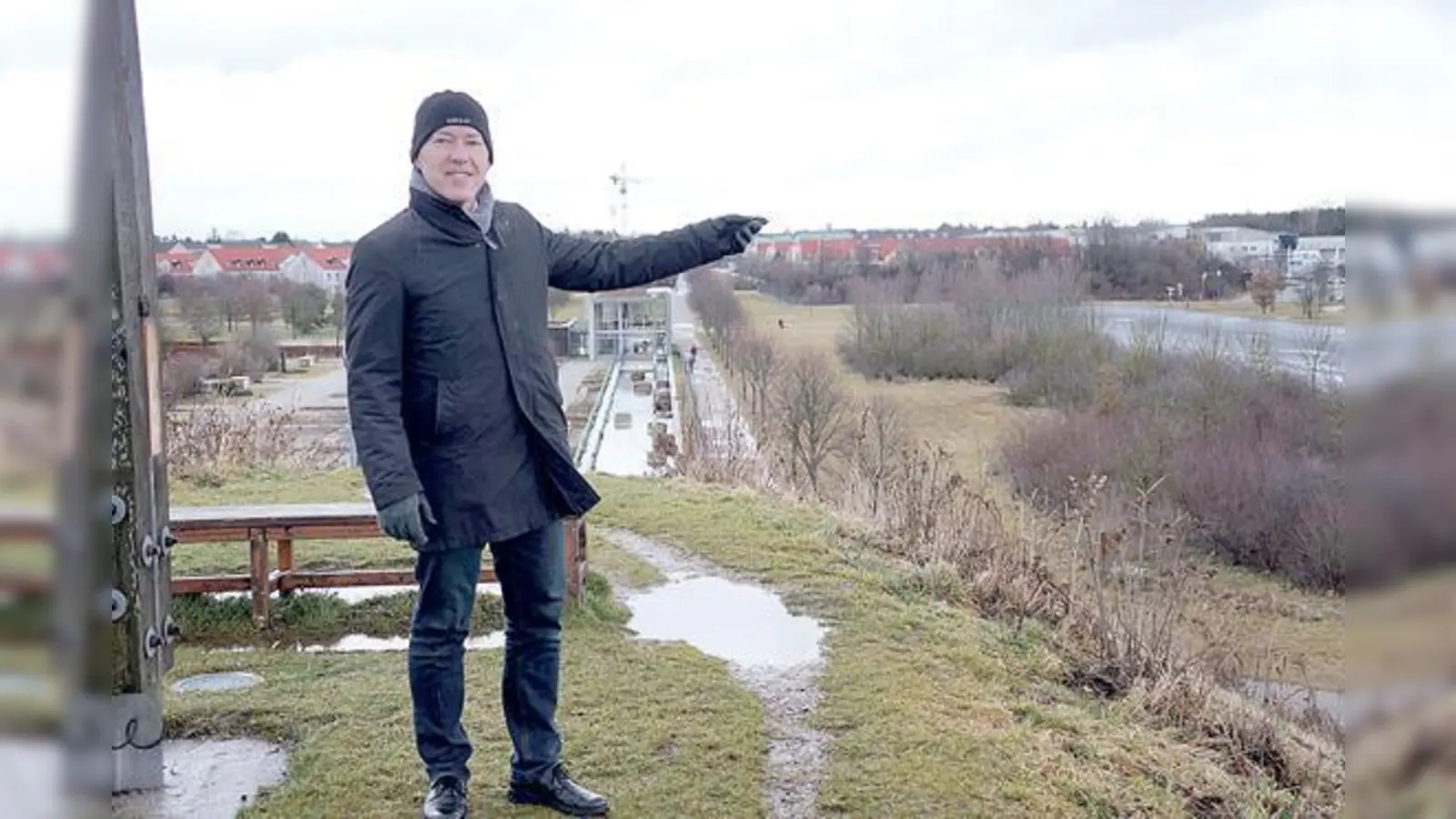 Bürgermeister Günter Heyland auf dem Aussichtshügel mit Blick auf den beliebten Landschaftspark.	 (Foto: hw)