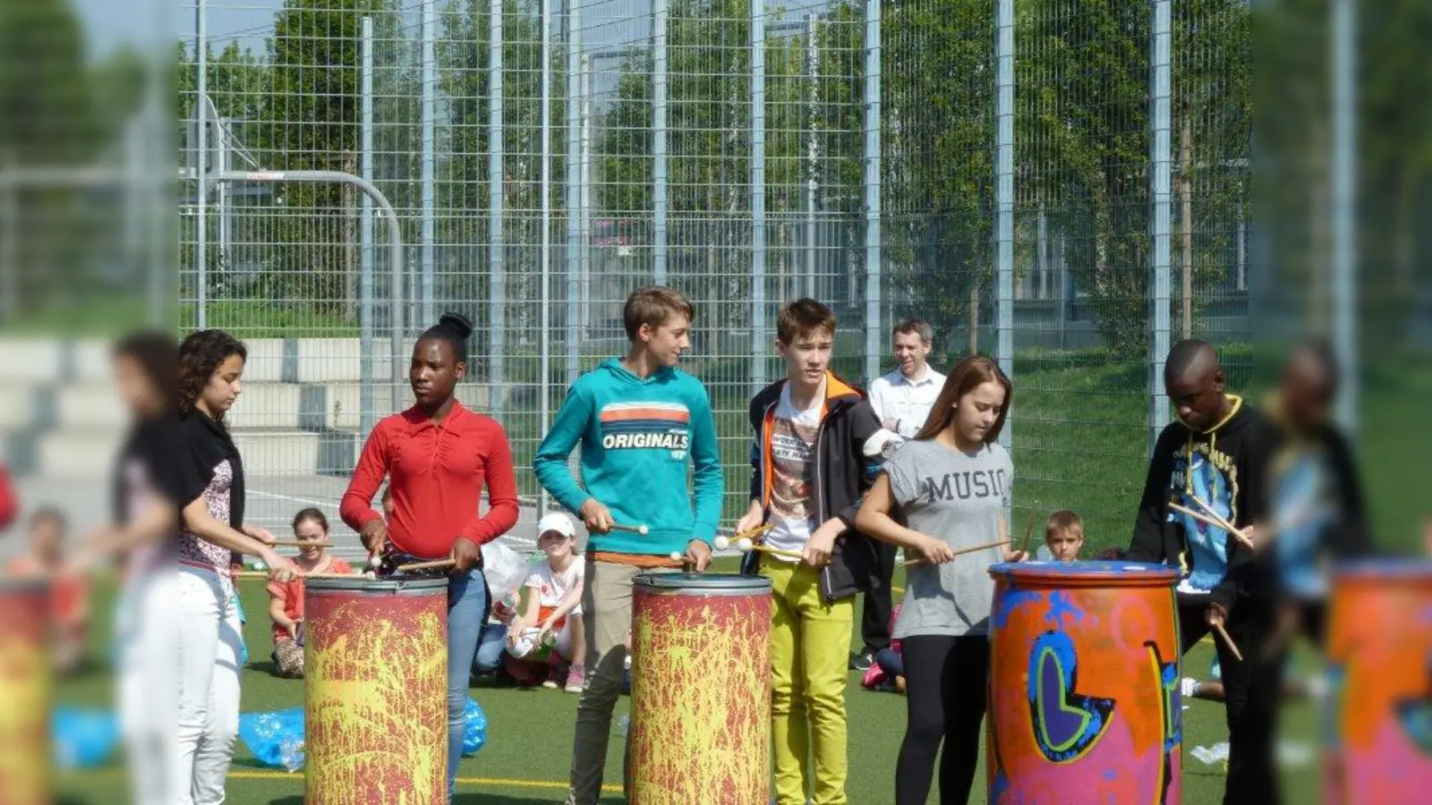 Schüler vom Obermenzinger Gymnasium und der bilingualen Jan-Amos-Comenius-Grundschule sowie die portugiesischen Schüler machten bei der Trommelaktion mit. (Foto: Sch)