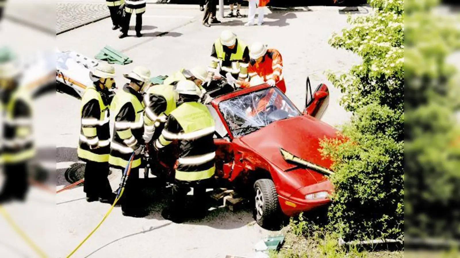 Mit einer hydraulischen Zange befreiten die Feuerwehrleute die eingeklemmte Frau.   (Foto: FFW)