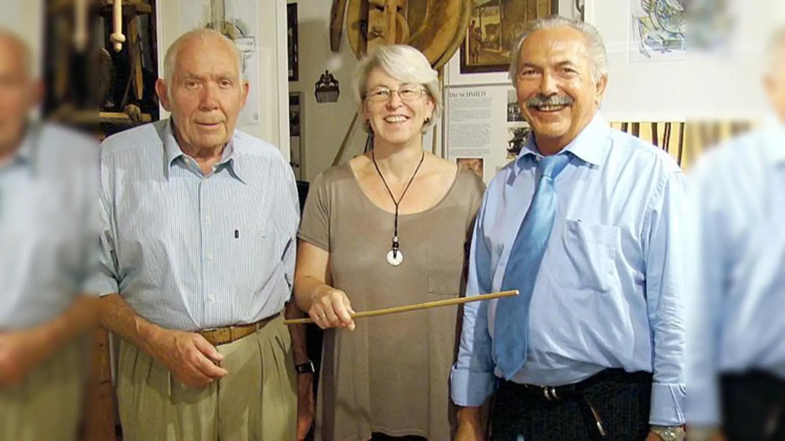 Stabübergabe im Heimatmuseum: Erster Bürgermeister Rolf Zeitler (r.) mit Gabriele Wolf und Wolfgang Christoph.	 (Foto: Stadt Unterschleißheim)