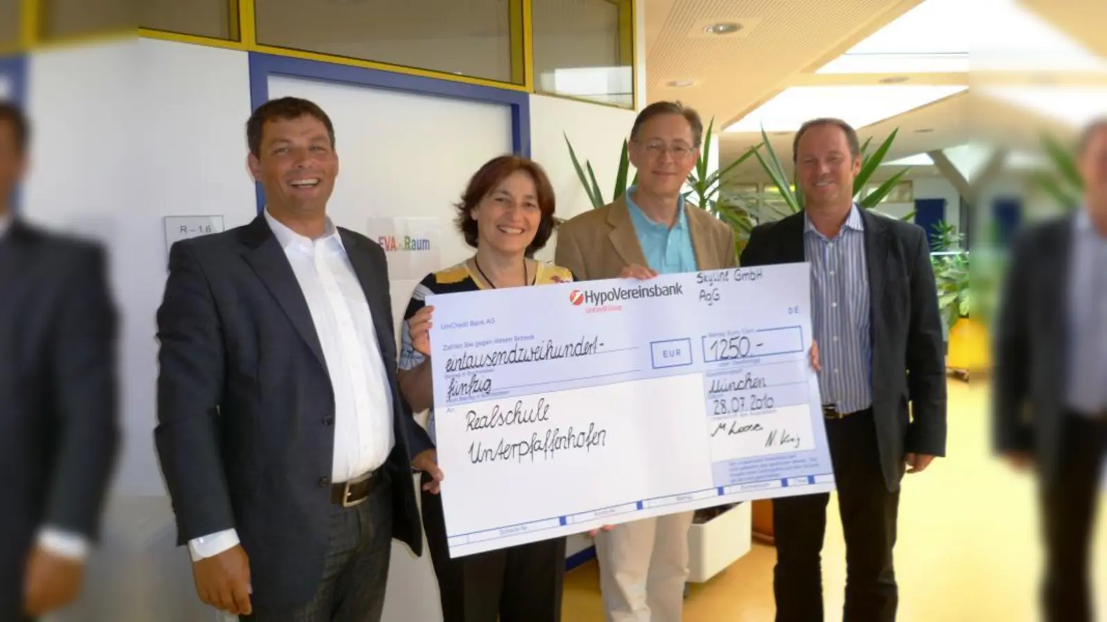 Spende an die Realschule Unterpfaffenhofen: (v.l.) Marco Loose Präsident „Assekauranz goes Golf „, Angelika Hoh-Weber, Konrektorin, Christoph Breuer, Rektor, Norbert König, GGF Sky. (Foto: pi)