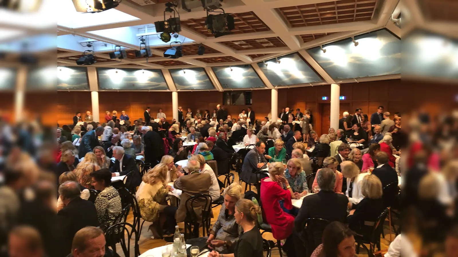 Bis auf den letzten Platz war der Festsaal im Bürgerforum Römerschanz besetzt, als die Gemeinde Grünwald zum Jahresempfang einlud. (Foto: hw)