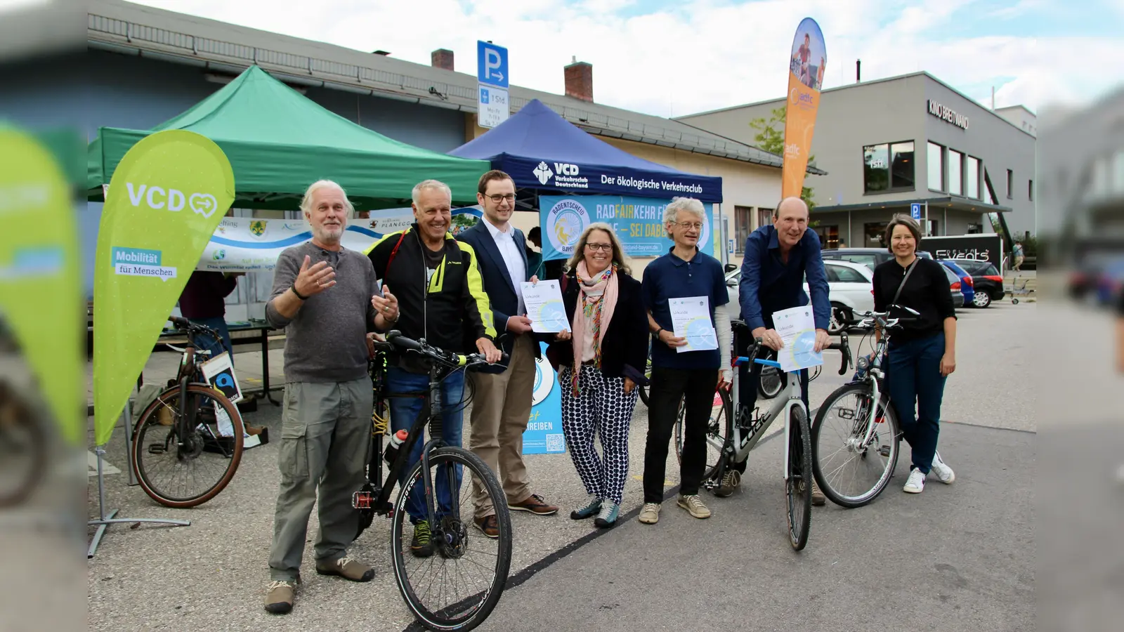 Siegerehrung in Gauting mit (v.l.) Cheforganisator aus dem Rathaus Gauting Wilhelm Rodrian, Reiner Assbichler, dritter Bürgermeister Markus Deschler, Andrea Pfannes von der Realschule, Zweitplatzierter Matthias Ilg, Erwin Kohut vom Team Webasto sowie Constanze und Axel Höpner. (Foto: us)