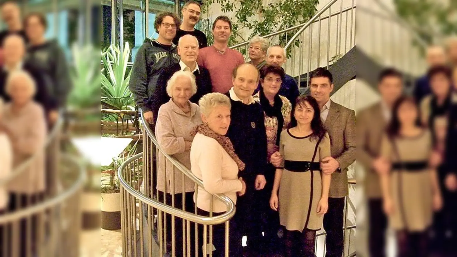 Gunther Lekies (unten rechts) und die neue Fürhugnsmannschaft des Skiclubs.	 (Foto: VA)