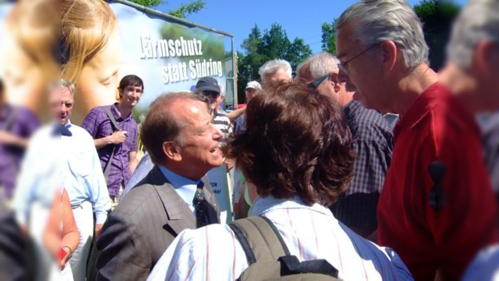 Von erbosten Demonstranten bedrängt, verteidigte der SPD-Landtagsabgeordnete Peter-Paul Gantzer seine Gründe für den Ring.	 (Foto: Pietsch)